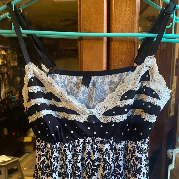 Chic Black and White Lace Chemise - Picture 2 of 8